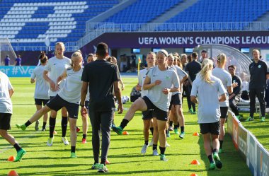 Kiev, Ukrayna - 23 Mayıs 2018: Vfl Wolfsburg oyuncular eğitimden önce Olympique Lyonnais Valeriy Lobanovskiy Stadyumu'nda karşı Uefa Kadınlar Şampiyonlar Ligi Final 2018 oyun sırasında eylem 