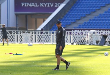 Kiev, Ukrayna - 23 Mayıs 2018: Baş antrenör Stephan Lerch Vfl Wolfsburg Olympique Lyon Kiev'karşı Uefa Kadınlar Şampiyonlar Ligi Final 2018 oyun öncesi eğitim oturumu sırasında eylem