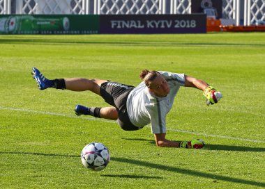 Kiev, Ukrayna - 23 Mayıs 2018: Kaleci Almuth Schult Vfl Wolfsburg Olympique Lyon Kiev'karşı Uefa Kadınlar Şampiyonlar Ligi Final 2018 oyun öncesi eğitim oturumu sırasında eylem