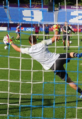 Kiev, Ukrayna - 23 Mayıs 2018: Kaleci Almuth Schult Vfl Wolfsburg Olympique Lyon Kiev'karşı Uefa Kadınlar Şampiyonlar Ligi Final 2018 oyun öncesi eğitim oturumu sırasında eylem