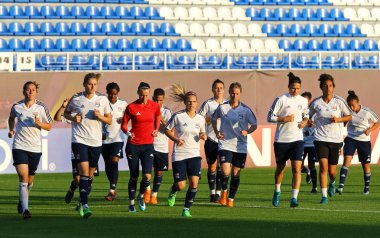 Kiev, Ukrayna - 23 Mayıs 2018: Vfl Wolfsburg V.Lobanovskiy Stadyumu'nda karşı Uefa Kadınlar Şampiyonlar Ligi Final 2018 oyun öncesi eğitim oturumu sırasında sahada koşmak Olympique Lyonnais oyuncular