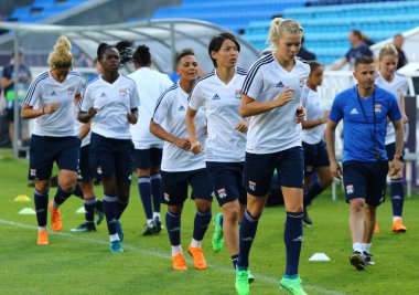 Kiev, Ukrayna - 23 Mayıs 2018: Vfl Wolfsburg V.Lobanovskiy Stadyumu'nda karşı Uefa Kadınlar Şampiyonlar Ligi Final 2018 oyun öncesi eğitim oturumu sırasında sahada koşmak Olympique Lyonnais oyuncular