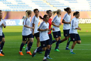 Kiev, Ukrayna - 23 Mayıs 2018: Vfl Wolfsburg V.Lobanovskiy Stadyumu'nda karşı Uefa Kadınlar Şampiyonlar Ligi Final 2018 oyun öncesi eğitim oturumu sırasında sahada koşmak Olympique Lyonnais oyuncular