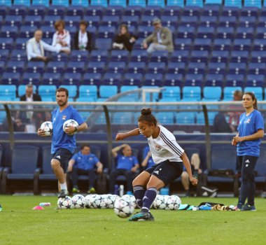 Kiev, Ukrayna - 23 Mayıs 2018: Selma Bacha Olympique Lyonnais tekmeler seanstan önce Kiev, Ukrayna Vfl Wolfsburg karşı Uefa Kadınlar Şampiyonlar Ligi Final 2018 oyun eğitim sırasında top