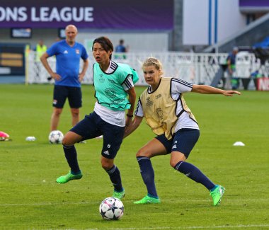 Kiev, Ukrayna - 23 Mayıs 2018: Saki Kumagai (L) ve Ada Hegerberg Olympique Lyon antrenmandan önce Vfl Wolfsburg karşı Uefa Kadınlar Şampiyonlar Ligi Final 2018 oyun sırasında eylem '