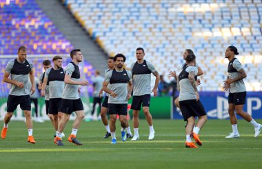 Kiev, Ukrayna - 25 Mayıs 2018: Kiev, Ukrayna Milli Güvenlik Olimpiyskiy Stadyumu'nda karşı Real Madrid Uefa Şampiyonlar Ligi Final 2018 oyun öncesi eğitim oturumu sırasında sahada koşmak Liverpool oyuncular
