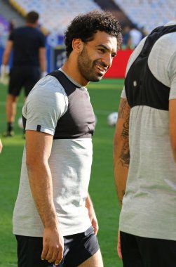 Kiev, Ukrayna - 25 Mayıs 2018: Mohamed Salah Liverpool gülücükler Kiev, Ukrayna Milli Güvenlik Olimpiyskiy Stadyumu'nda Real Madrid karşısında Uefa Şampiyonlar Ligi Final 2018 oyun öncesi eğitim oturumu sırasında