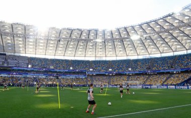Kiev, Ukrayna - 25 Mayıs 2018: Kiev, Ukrayna Milli Güvenlik Olimpiyskiy Stadyumu'nda karşı Real Madrid Uefa Şampiyonlar Ligi Final 2018 oyun öncesi eğitim oturumu sırasında sahada koşmak Liverpool oyuncular