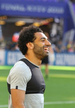 Kiev, Ukrayna - 25 Mayıs 2018: Mohamed Salah Liverpool gülücükler Kiev, Ukrayna Milli Güvenlik Olimpiyskiy Stadyumu'nda Real Madrid karşısında Uefa Şampiyonlar Ligi Final 2018 oyun öncesi eğitim oturumu sırasında