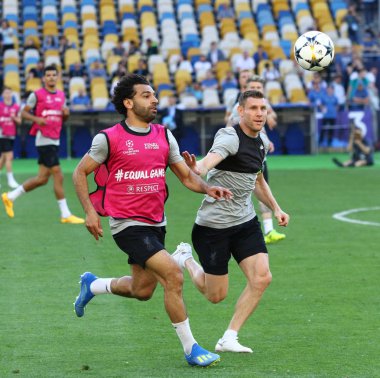 Kiev, Ukrayna - 25 Mayıs 2018: Muhammed Salah (L) ve James Milner Liverpool maç Real Madrid Kiev maçında Uefa Şampiyonlar Ligi Final 2018 önce eğitim oturumu sırasında top için