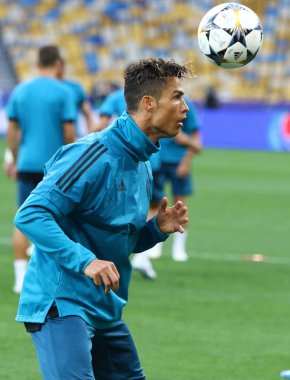 Kiev, Ukrayna - 25 Mayıs 2018: Cristiano Ronaldo Real Madrid Uefa Şampiyonlar Ligi Final 2018 oyun Liverpool Kiev Milli Güvenlik Olimpiyskiy Stadyumu'nda karşı daha önce eğitim oturumu sırasında eylem