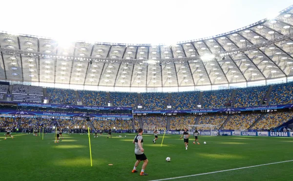 Kiev, Ukrayna - 25 Mayıs 2018: Kiev, Ukrayna Milli Güvenlik Olimpiyskiy Stadyumu'nda karşı Real Madrid Uefa Şampiyonlar Ligi Final 2018 oyun öncesi eğitim oturumu sırasında sahada koşmak Liverpool oyuncular