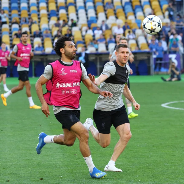 Kiev, Ukrayna - 25 Mayıs 2018: Muhammed Salah (L) ve James Milner Liverpool maç Real Madrid Kiev maçında Uefa Şampiyonlar Ligi Final 2018 önce eğitim oturumu sırasında top için