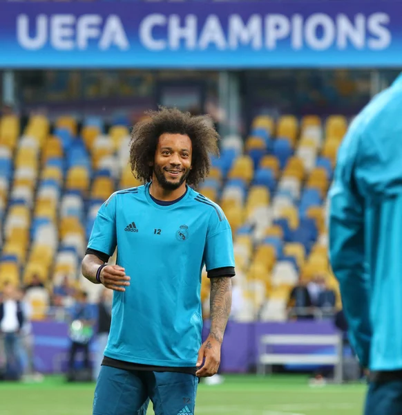 Kiev, Ukrayna - 25 Mayıs 2018: Marcelo Real Madrid gülümsüyor Liverpool Kiev, Ukrayna Milli Güvenlik Olimpiyskiy Stadyumu'nda karşı Uefa Şampiyonlar Ligi Final 2018 oyun öncesi eğitim oturumu sırasında