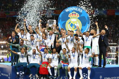 Kiev, Ukrayna - 26 Mayıs 2018: Uefa Şampiyonlar Ligi 2018 onların kazandıktan sonra Kiev, Ukrayna Milli Güvenlik Olimpiyskiy Stadyumu'nda Liverpool son maçında Real Madrid oyuncuları kutlamak