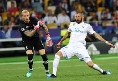 Kiev, Ukrayna - 26 Mayıs 2018: Karim Benzema Real Madrid (R), Kiev, Ukrayna Milli Güvenlik Olimpiyskiy Stadyumu'nda Liverpool karşı Uefa Şampiyonlar Ligi Final 2018 oyun sırasında 1 gol gol