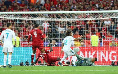 Kiev, Ukrayna - 26 Mayıs 2018: Sadio Mane Liverpool karşı Kiev Milli Güvenlik Olimpiyskiy stadyum Real Madrid Uefa Şampiyonlar Ligi Final 2018 oyun sırasında bir hedef puanları. Fenerbahçe 3-1 kazandı