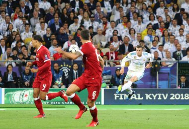Kiev, Ukrayna - 26 Mayıs 2018: Gareth Bale of Real Madrid (R) Liverpool Kiev, Ukrayna Milli Güvenlik Olimpiyskiy Stadyumu'nda karşı Uefa Şampiyonlar Ligi Final 2018 oyun sırasında 3 gol gol