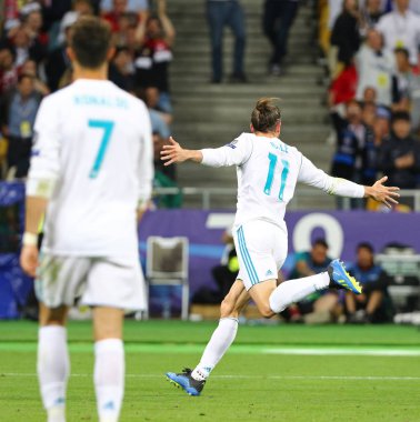 Kiev, Ukrayna - 26 Mayıs 2018: Gareth Bale Real Madrid Liverpool Kiev Milli Güvenlik Olimpiyskiy Stadyumu'nda karşı Uefa Şampiyonlar Ligi Final 2018 oyun sırasında bir gol attı sonra kutluyor