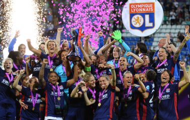 KYIV, UKRAINE - 24 Mayıs 2018: Olympique Lyonnais oyuncuları, Valeriy Lobanovskiy Stadyumu 'nda oynanan VFL Wolfsburg maçından sonra UEFA Şampiyonlar Ligi finalini kazandılar.
