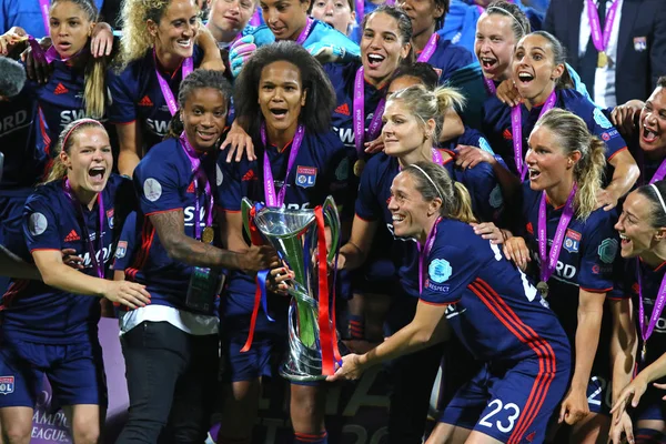 KYIV, UKRAINE - 24 Mayıs 2018: Olympique Lyonnais oyuncuları, Valeriy Lobanovskiy Stadyumu 'nda oynanan VFL Wolfsburg maçından sonra UEFA Şampiyonlar Ligi finalini kazandılar.