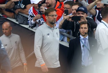 Kiev, Ukrayna - 26 Mayıs 2018: Pitch karşı Kiev Milli Güvenlik Olimpiyskiy stadyum Real Madrid Uefa Şampiyonlar Ligi Final 2018 oyun öncesi teknik direktör Jürgen Klopp Liverpool gider