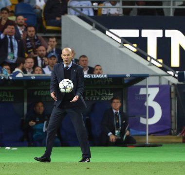 Kiev, Ukrayna - 26 Mayıs 2018: Baş antrenör Zinedine Zidane Real Madrid Liverpool Kiev Milli Güvenlik Olimpiyskiy Stadyumu'nda karşı Uefa Şampiyonlar Ligi Final 2018 oyun sırasında eylem