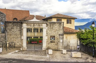 Grenoble, Fransa - 19 Haziran 2016: Giriş Dauphinois Müzesi (Musée dauphinois). 1906 yılında kurulmuş bir etnografik, arkeolojik ve tarihi şehir Müzesi