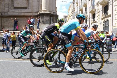 Catania, İtalya - 8 Mayıs 2018: Bisikletçiler Via Catania sokak Etnea İtalya Bisiklet turu 2018 4 aşaması sırasında binmek. Tim Wellens Belçika, takım Loto Soudal kazanır sahne alanı