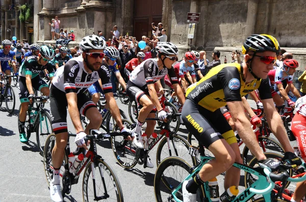 カターニア イタリア 2018 自転車は ジロデ イタリア 2018 段階で Etnea カターニアの通りに乗る — ストック写真