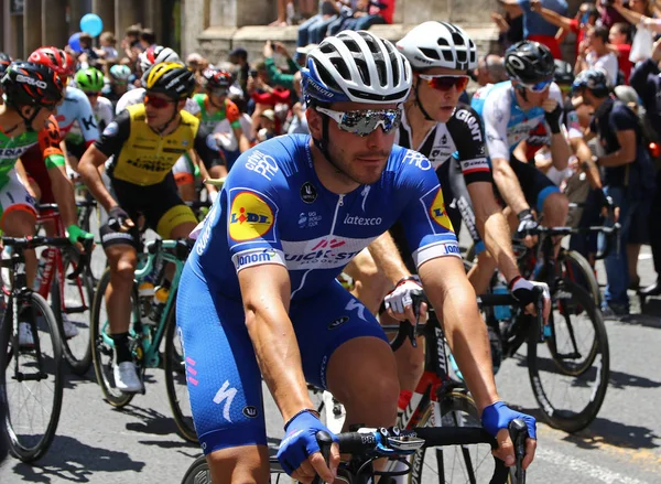 Catania, İtalya - 8 Mayıs 2018: Bisikletçi Remi Cavagna Fransa (takım hızlı adımlı kat) Doğum Via Catania sokak Etnea İtalya Bisiklet turu 2018 4 aşaması sırasında rides