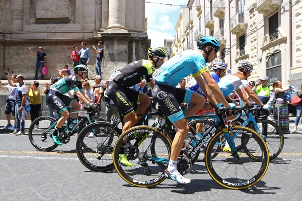 Catania, İtalya - 8 Mayıs 2018: Bisikletçiler Via Catania sokak Etnea İtalya Bisiklet turu 2018 4 aşaması sırasında binmek. Tim Wellens Belçika, takım Loto Soudal kazanır sahne alanı