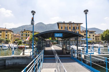Iseo, İtalya - 17 Haziran 2017: Feribot istasyonunun Iseo Gölü (Lago d'Iseo) Iseo şehir, Lombardiya, İtalya. Şehre rıhtımdan görüntüleyin. Iseo bir ünlü İtalyan beldesidir