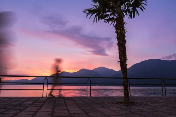 Vackra Dimmigt Sunset Vid Iseo Sjön Lombardiet Italien Siluetter Människor — Stockfoto