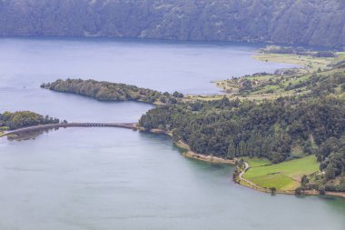 Köprü üzerinde göl, Sete Cidades (