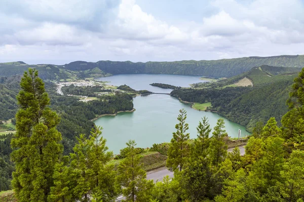 风景如画的景色 Sete Cidades 七城市湖泊 一个火山口湖在圣米格尔岛 亚速尔群岛 葡萄牙 视图从 Vista 做丽观点 — 图库照片