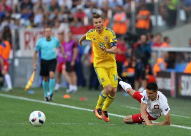 Marseille, Fransa - 21 Haziran 2016: Ruslan Rotan Ukrayna (L) ve Polonya Stade Velodrome Marsilya, Fransa kendi Uefa Euro 2016 oyun sırasında eylem Bartosz Kapustka. Polonya 1-0 kazandı