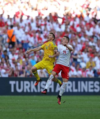 Marseille, Fransa - 21 Haziran 2016: Ruslan Rotan Ukrayna (L) ve Piotr Zielinski Polonya Stade Velodrome Marsilya, Fransa kendi Uefa Euro 2016 oyun sırasında eylem. Polonya 1-0 kazandı