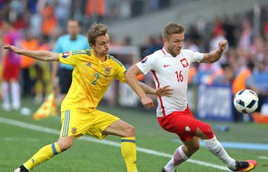 Marseille, Fransa - 21 Haziran 2016: Bohdan Butko Ukrayna (L) Stade Velodrome Marseille onların Uefa Euro 2016 oyun sırasında Polonya ile Jakub Blaszczykowski bir top için savaşır. Polonya 1-0 kazandı