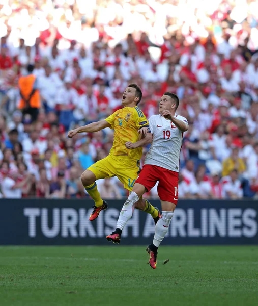 Marseille, Fransa - 21 Haziran 2016: Ruslan Rotan Ukrayna (L) ve Piotr Zielinski Polonya Stade Velodrome Marsilya, Fransa kendi Uefa Euro 2016 oyun sırasında eylem. Polonya 1-0 kazandı