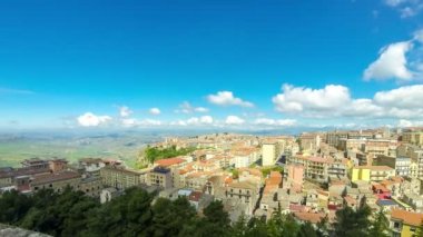 Enna eski şehir, Sicilya, İtalya hava görünümünü. Enna İtalya'nın Sicilya merkezi bulunan biridir. Deniz seviyesinden 931 m Enna en yüksek İtalyan il başkentidir. Zaman atlamalı. 4k Ultrahd