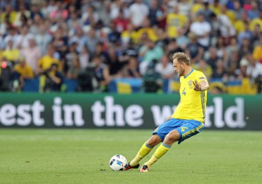 Nice, Fransa - 22 Haziran 2016: Defender Andreas Granqvist, İsveç'te Belçika, Allianz Riviera Stade de Nice, Nice şehir, Fransa karşı Uefa Euro 2016 oyun sırasında eylem. Belçika 1-0 kazandı
