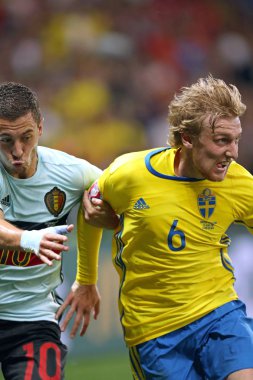 Nice, Fransa - 22 Haziran 2016: Eden Hazard Belçika (L) bir top ile İsveç Emil Forsberg Allianz Riviera Stade de Nice, Fransa kendi Uefa Euro 2016 oyun sırasında savaşır. Belçika 1-0 kazandı