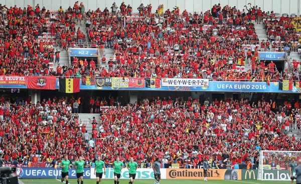 Nice, Fransa - 22 Haziran 2016: Tribün, Allianz Riviera Stade de Nice sırasında Uefa Euro 2016 oyun İsveç v Belçika Belçika hayranları ile