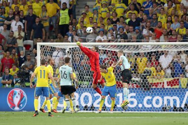 Nice, Fransa - 22 Haziran 2016: Kaleci Andreas Isaksson, (İsveç'te kırmızı) Allianz Riviera Stade de Nice, Fransa, Belçika karşı Uefa Euro 2016 oyun sırasında eylem
