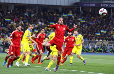 Kiev, Ukrayna - 12 Ekim 2015: Ukrayna (içinde sarı) ve İspanyol futbolcu oyuncular Kiev stadyumda Nsk Olimpiyskyi onların Uefa Euro 2016 yeterlik oyun sırasında top için mücadele. İspanya 1-0 kazandı