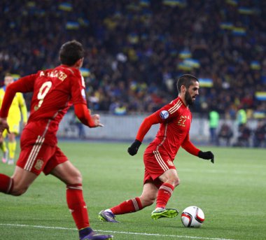 Kiev, Ukrayna - 12 Ekim 2015: Çifleşme İspanya Ukrayna Kiev Nsk Olimpiyskyi Stadyumu'nda karşı Uefa Euro 2016 yeterlik oyun sırasında bir topu kontrol eder. İspanya 1-0 kazandı