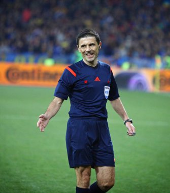 Kiev, Ukrayna - 12 Ekim 2015: Hakem Milorad Mazic Sırbistan Ukrayna ve İspanya Nsk Olimpiyskyi Stadyumu'nda arasında Uefa Euro 2016 yeterlik oyun sırasında eylem