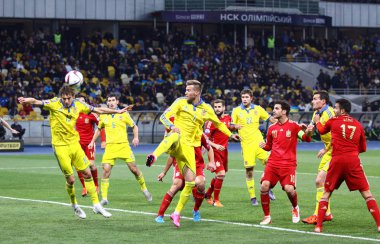 Kiev, Ukrayna - 12 Ekim 2015: Ukrayna (içinde sarı) ve İspanyol futbolcu oyuncular Kiev stadyumda Nsk Olimpiyskyi onların Uefa Euro 2016 yeterlik oyun sırasında top için mücadele. İspanya 1-0 kazandı