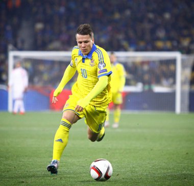 Kiev, Ukrayna - 12 Ekim 2015: Yevhen Konoplyanka İspanya Kiev Nsk Olimpiyskyi Stadyumu'nda karşı Uefa Euro 2016 yeterlik oyun sırasında Ukrayna saldırıların